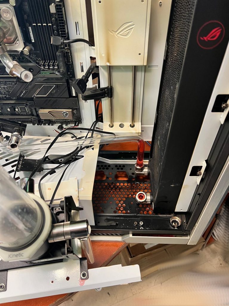 Detalle del área del radiador inferior durante el proceso de vaciado del líquido refrigerante.