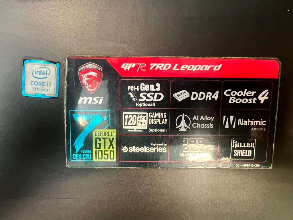 Stickers de especificaciones: Intel Core i7 7th Gen y NVIDIA GeForce GTX 1050.