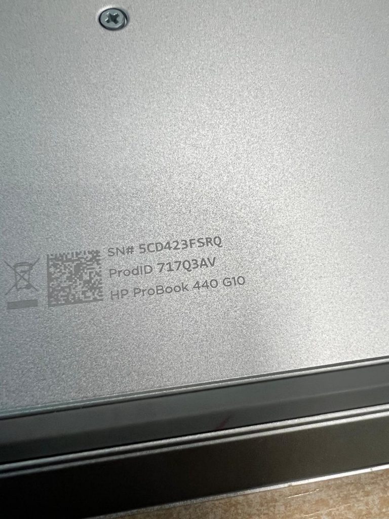 Información técnica y modelo exacto HP ProBook 440 G10 en la carcasa inferior.