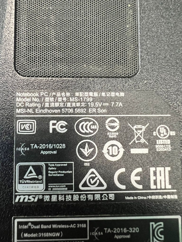 Etiqueta de especificaciones técnicas del modelo MSI MS-1799 con voltajes.