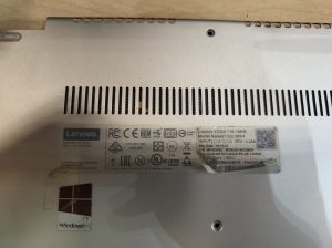 Primer plano de la etiqueta de información técnica del modelo Lenovo Yoga 710-14IKB (80V4).