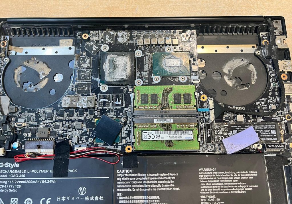 Placa base del portátil Gigabyte sin el sistema de refrigeración, mostrando pasta térmica seca.