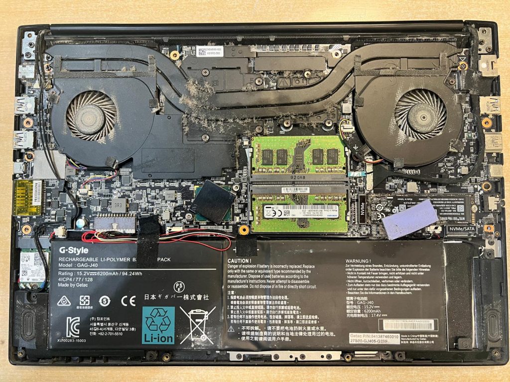 Vista interna de un Gigabyte Aero 15 con gran acumulación de polvo en ventiladores y placa base.