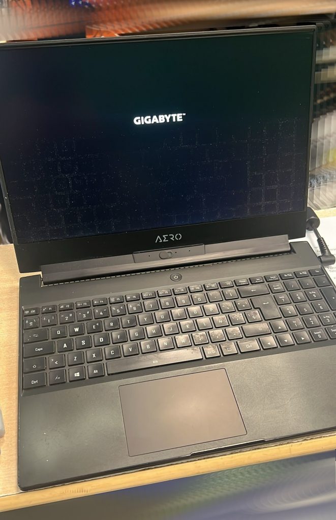 Portátil Gigabyte Aero 15 encendido mostrando el logo en pantalla tras finalizar el mantenimiento.