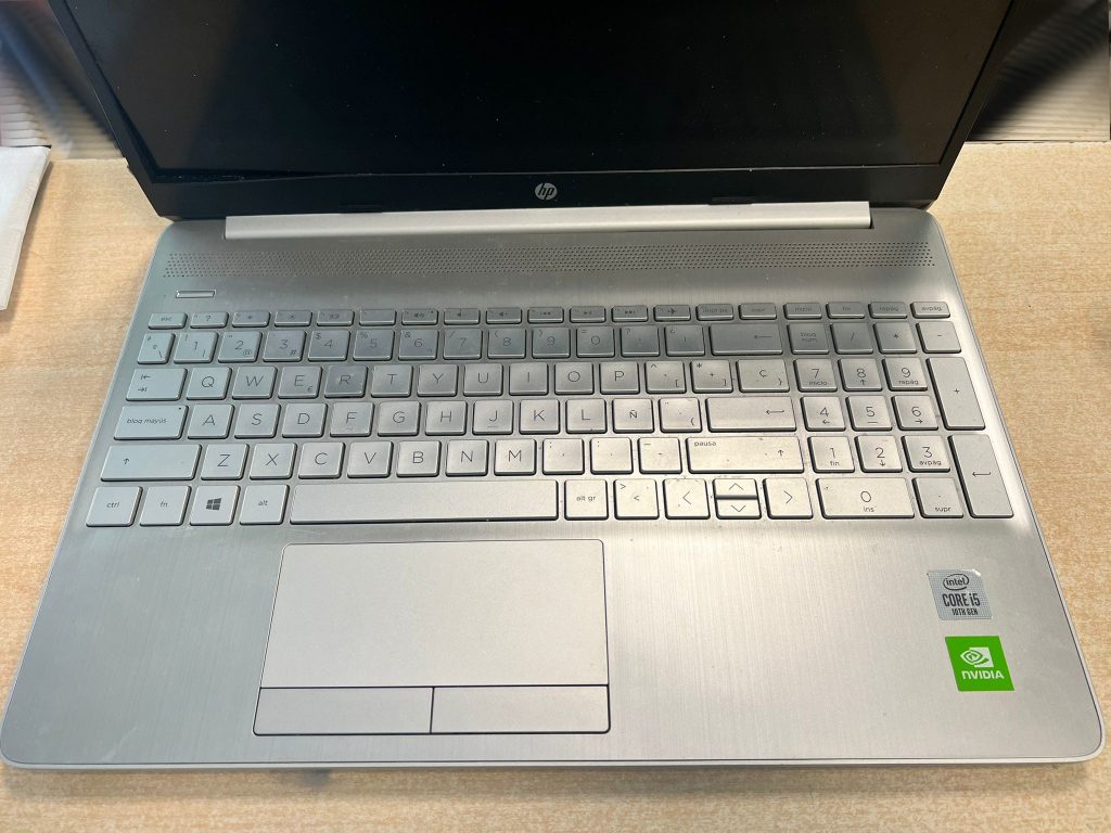 Portátil HP 15-dw2001ns plateado antes de la reparación de bisagras.
