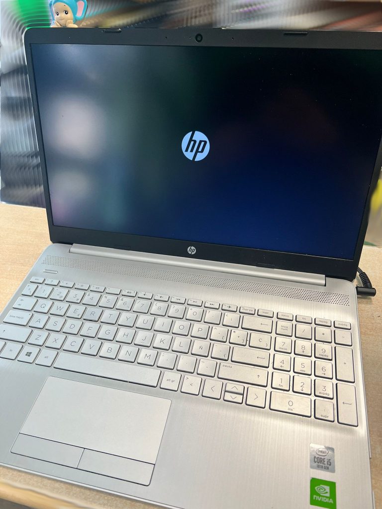 Portátil HP encendido y reparado mostrando el logo de inicio.