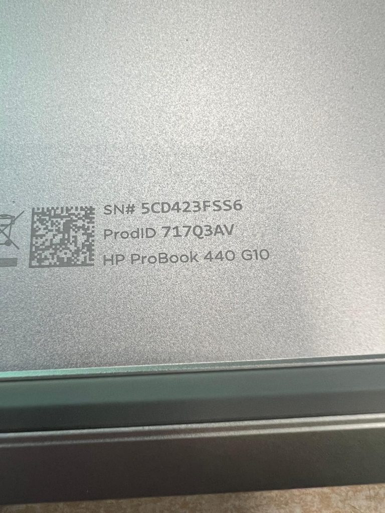 Primer plano de la etiqueta de modelo HP ProBook 440 G10 y número de serie 5CD423FSS6.