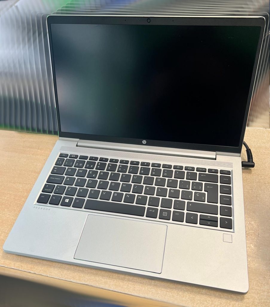 Portátil HP ProBook 440 G10 completamente ensamblado y funcionando tras la reparación