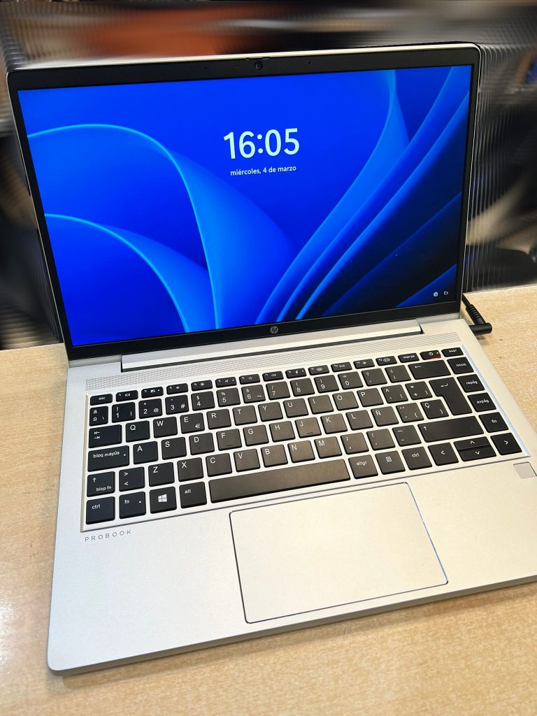 Portátil HP ProBook 440 G10 totalmente reparado y encendido tras el cambio de chasis.