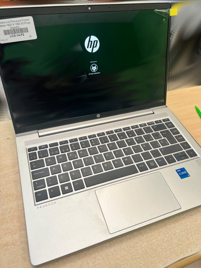 Laptop HP ProBook 440 G10 encendida mostrando el logo de HP tras el cambio de pantalla.