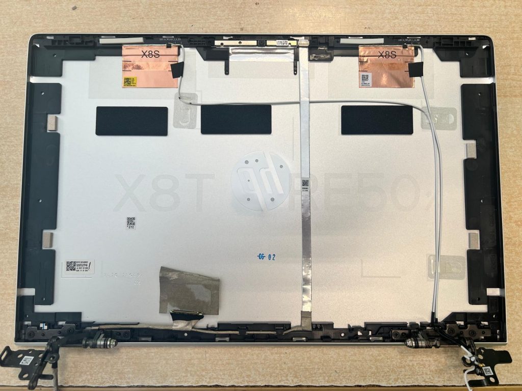 Estructura interna de la tapa de HP ProBook 440 G10 mostrando cables de antena y bisagras.