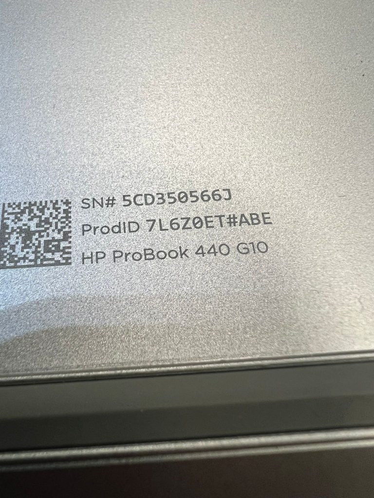 Etiqueta de número de serie y modelo HP ProBook 440 G10 (ProdID 7L6Z0ET#ABE).