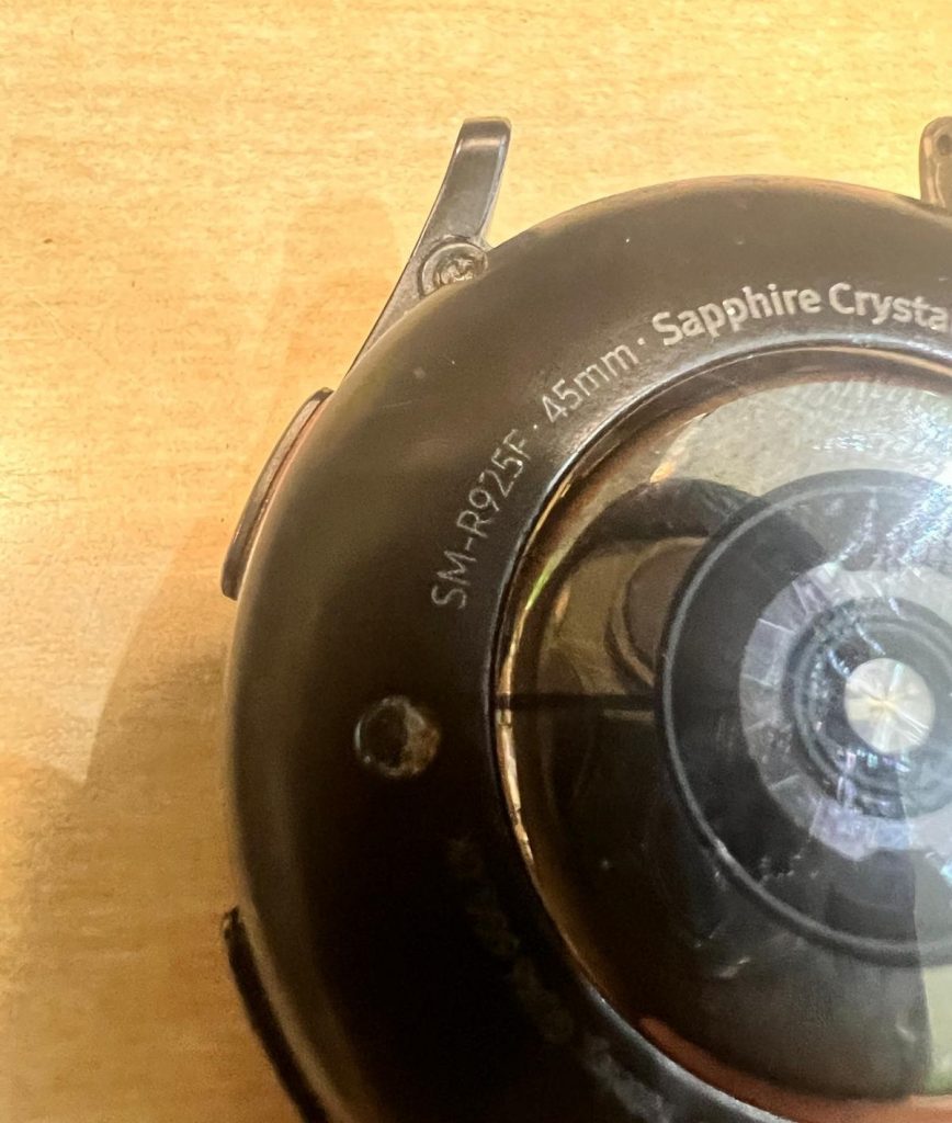 Grabado trasero del reloj confirmando el modelo SM-R925F de 45mm y cristal de zafiro.