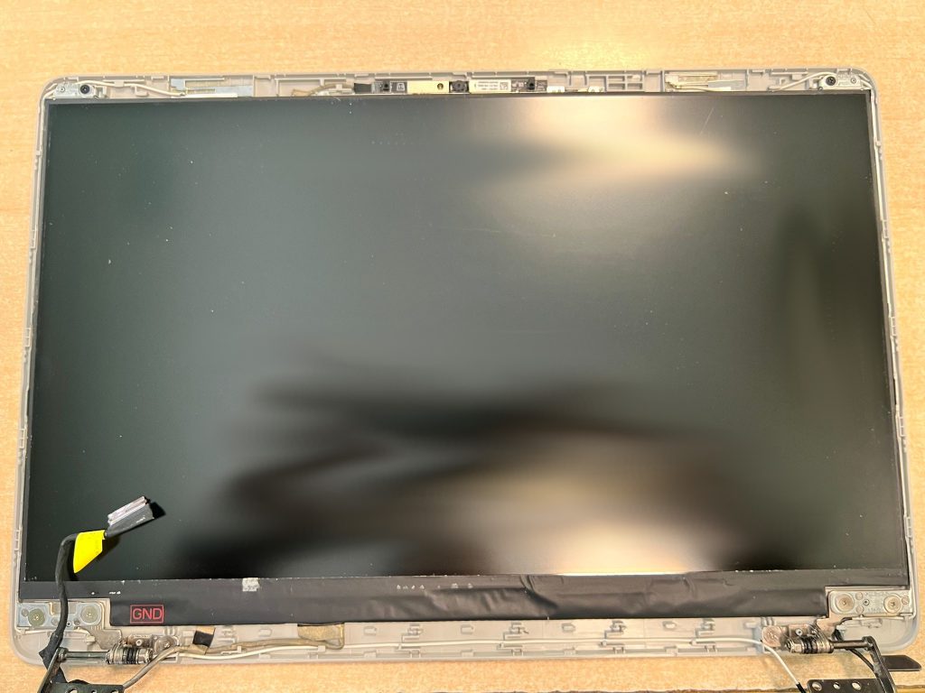 Panel LCD instalado correctamente en la nueva estructura de la tapa HP.