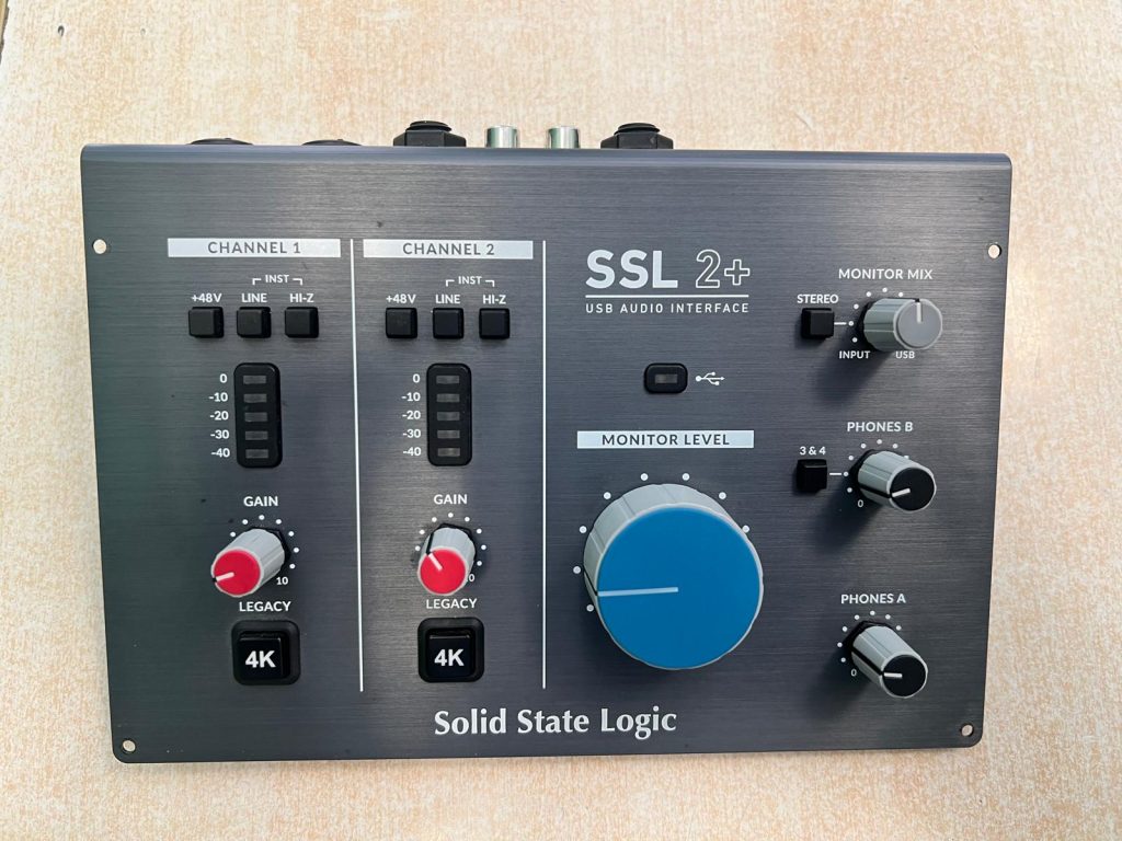 Vista superior de la interfaz de audio profesional Solid State Logic SSL 2+.