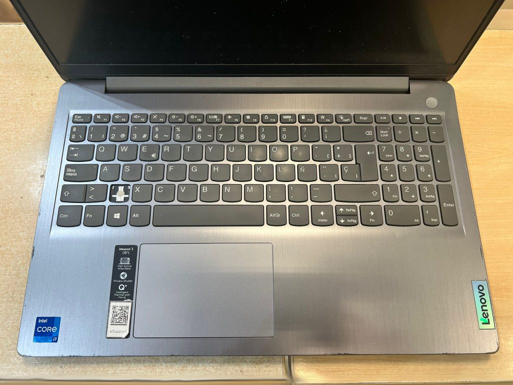Vista superior de Lenovo IdeaPad 3 15ITL6 con tecla faltante antes de la reparación.