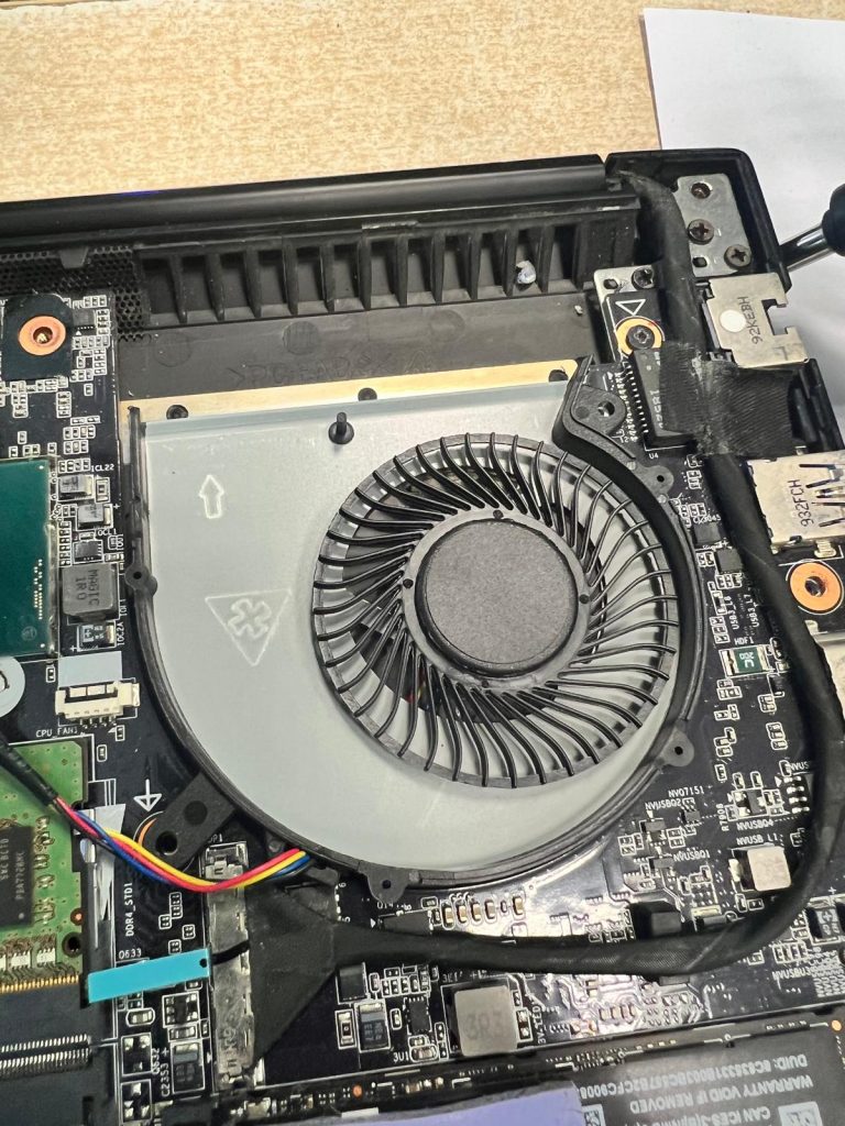 Detalle del nuevo ventilador instalado y chasis limpio de residuos en el portátil Gigabyte.