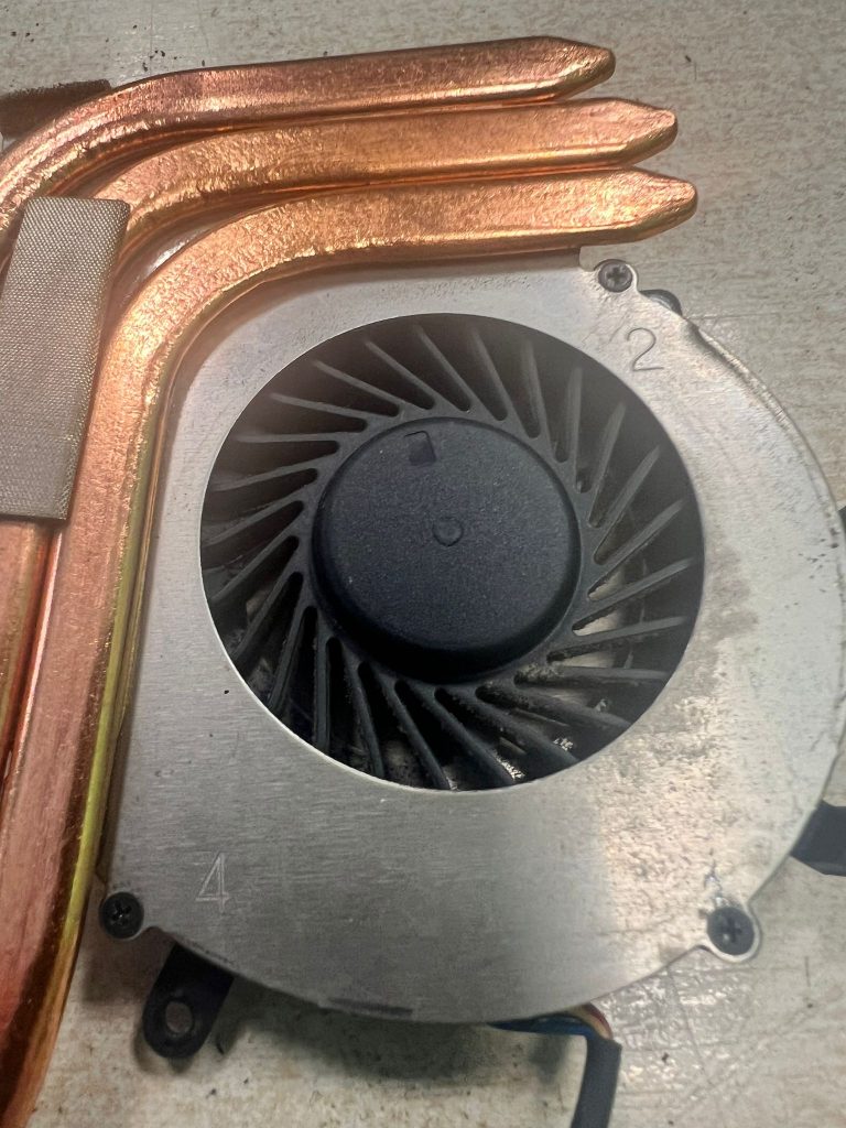 Primer plano de las aspas del ventilador de refrigeración de una laptop MS-1799.