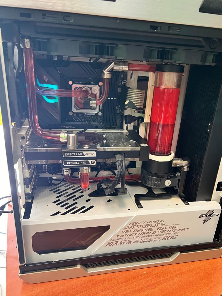 Tarjeta gráfica GeForce RTX con bloque de agua EK Direct Link Active instalado.
