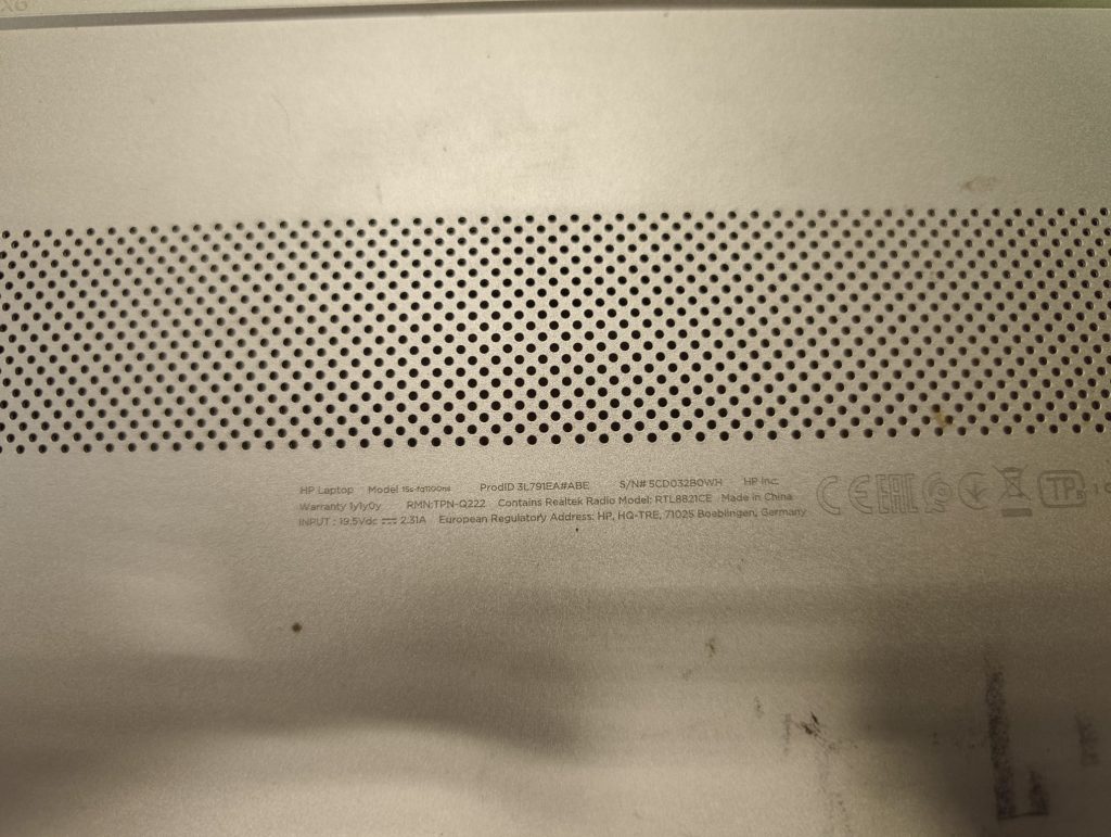 Detalle de la base de la laptop con el número de modelo HP Laptop 15s-fq1100ns.