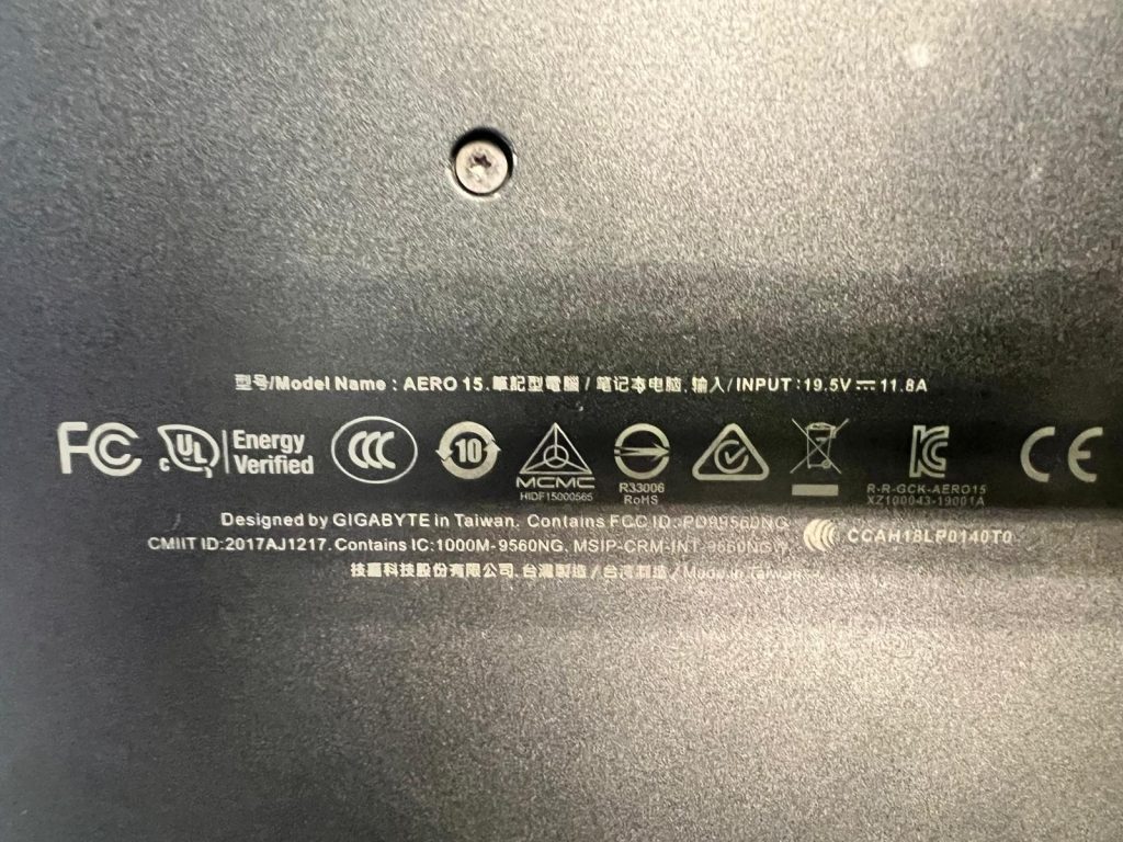 Etiqueta trasera de especificaciones técnicas del modelo Gigabyte Aero 15 para identificación.