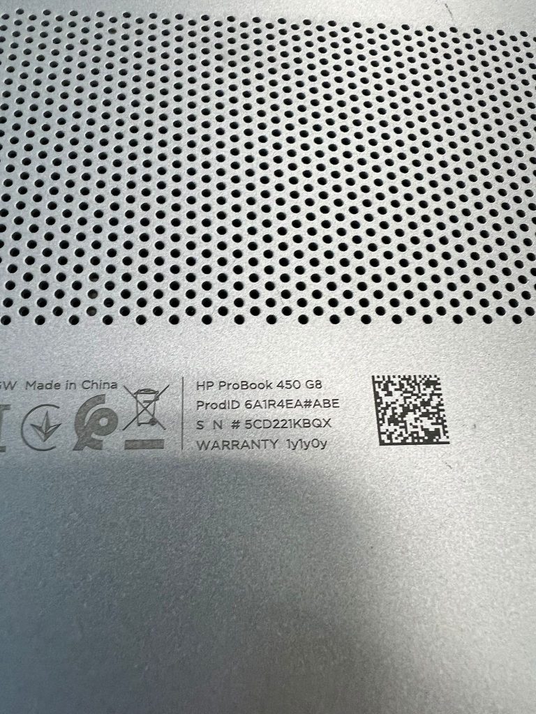 Etiqueta técnica con el Product ID 6A1R4EA#ABE y número de serie del equipo.