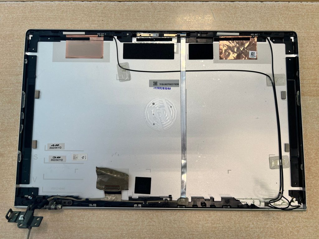 Interior de la tapa trasera nueva con la disposición de las antenas Wi-Fi.