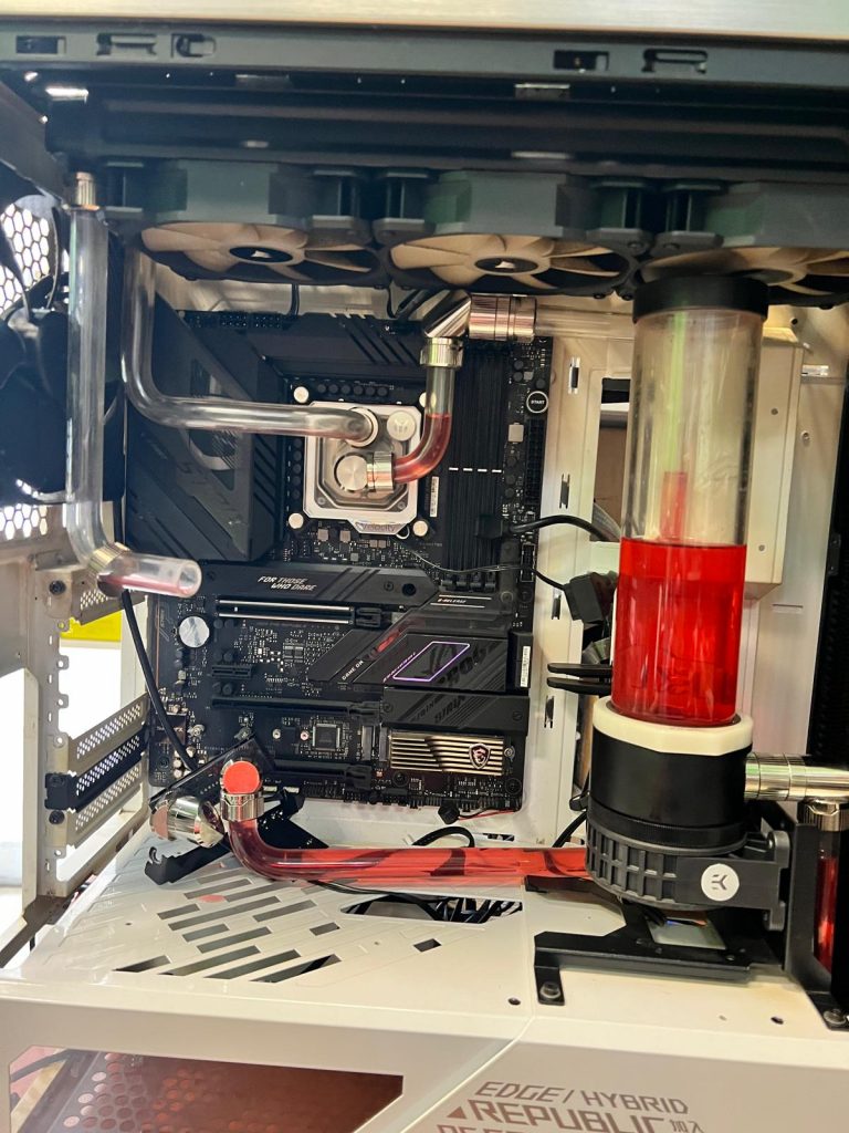 Proceso de instalación de tubos rígidos conectando el depósito y el bloque de CPU.