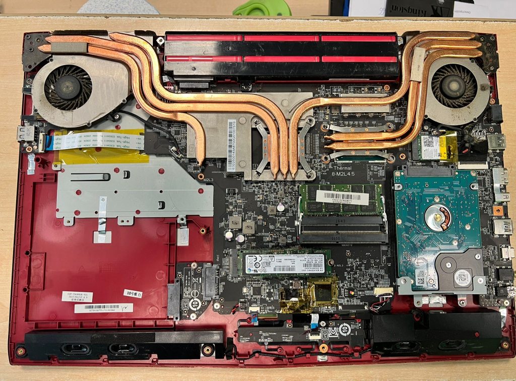 Vista completa de la placa base y sistema de refrigeración del MSI GP72 7RD Leopard.