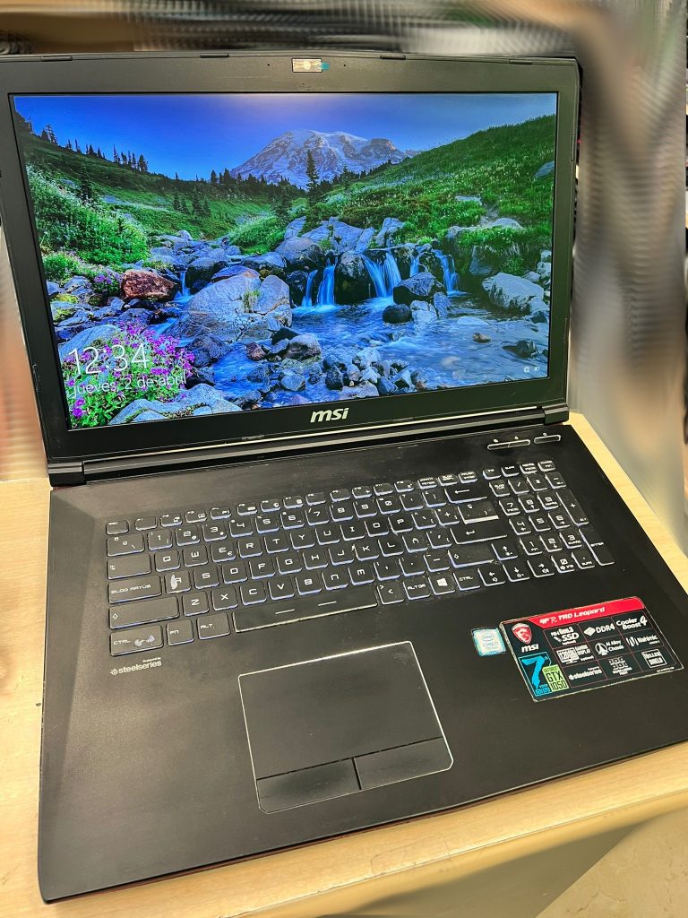 Laptop MSI GP72 7RD encendida y funcional después del servicio técnico.