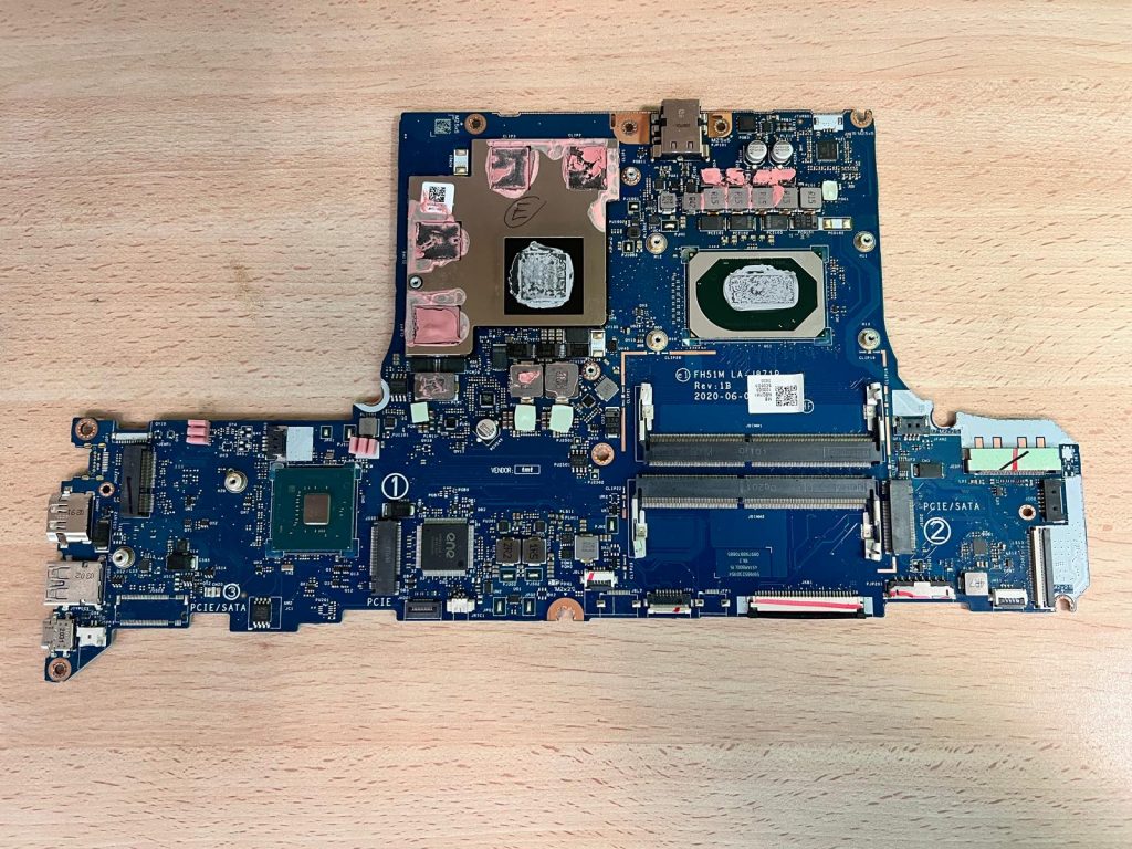 Motherboard completa de Acer Nitro 5 desmontada para limpieza profunda.