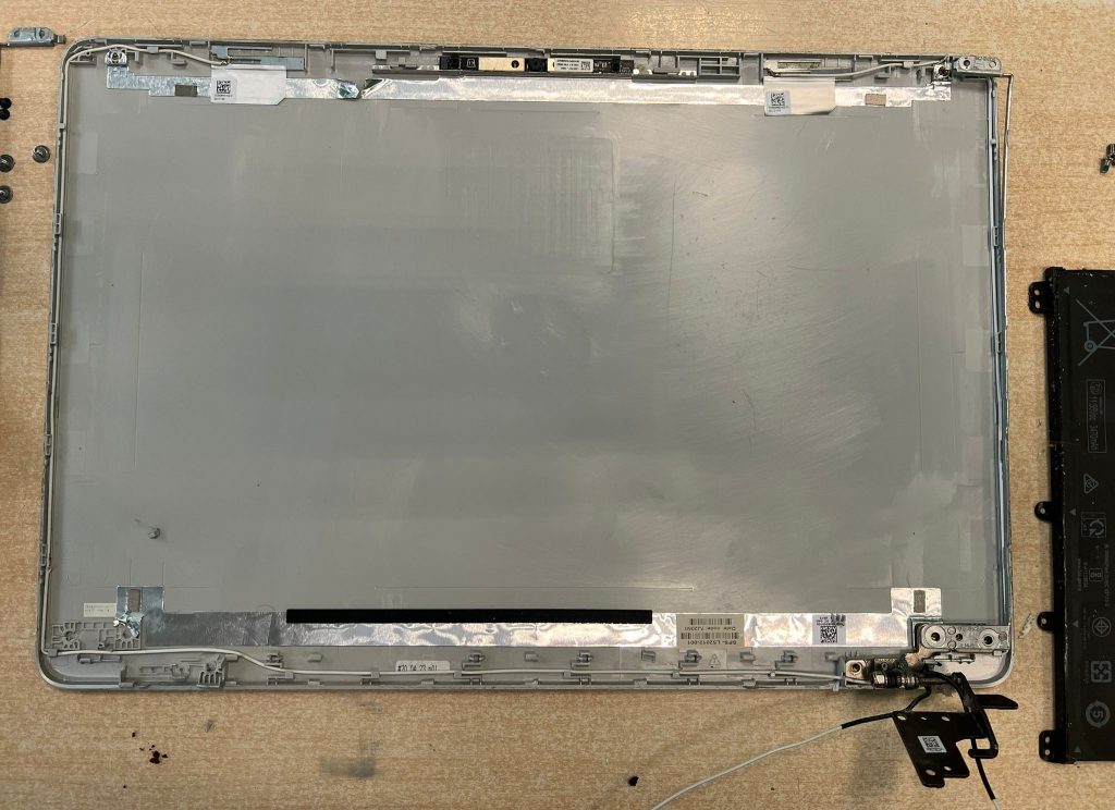 Nueva tapa trasera (LCD Back Cover) para HP 15-dw lista para el montaje.
