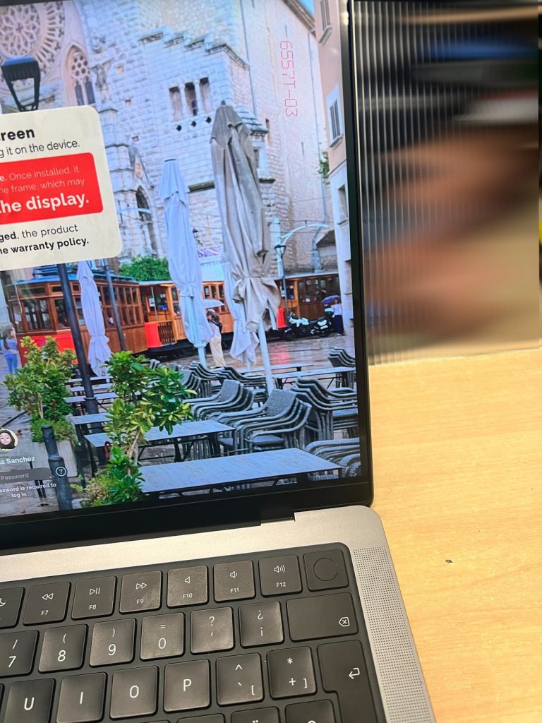Test de funcionamiento de repuesto de pantalla MacBook Pro antes del montaje final.