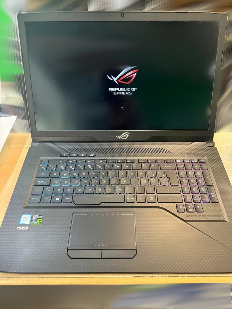 Portátil Asus ROG Strix encendido mostrando el logo de Republic of Gamers tras el cambio de teclado.