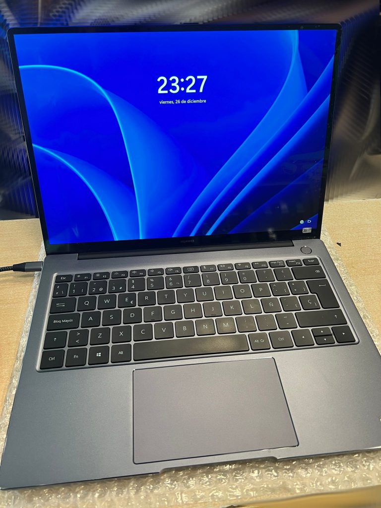 Portátil Huawei KLVL-WFH9 reparado con la pantalla encendida funcionando correctamente.