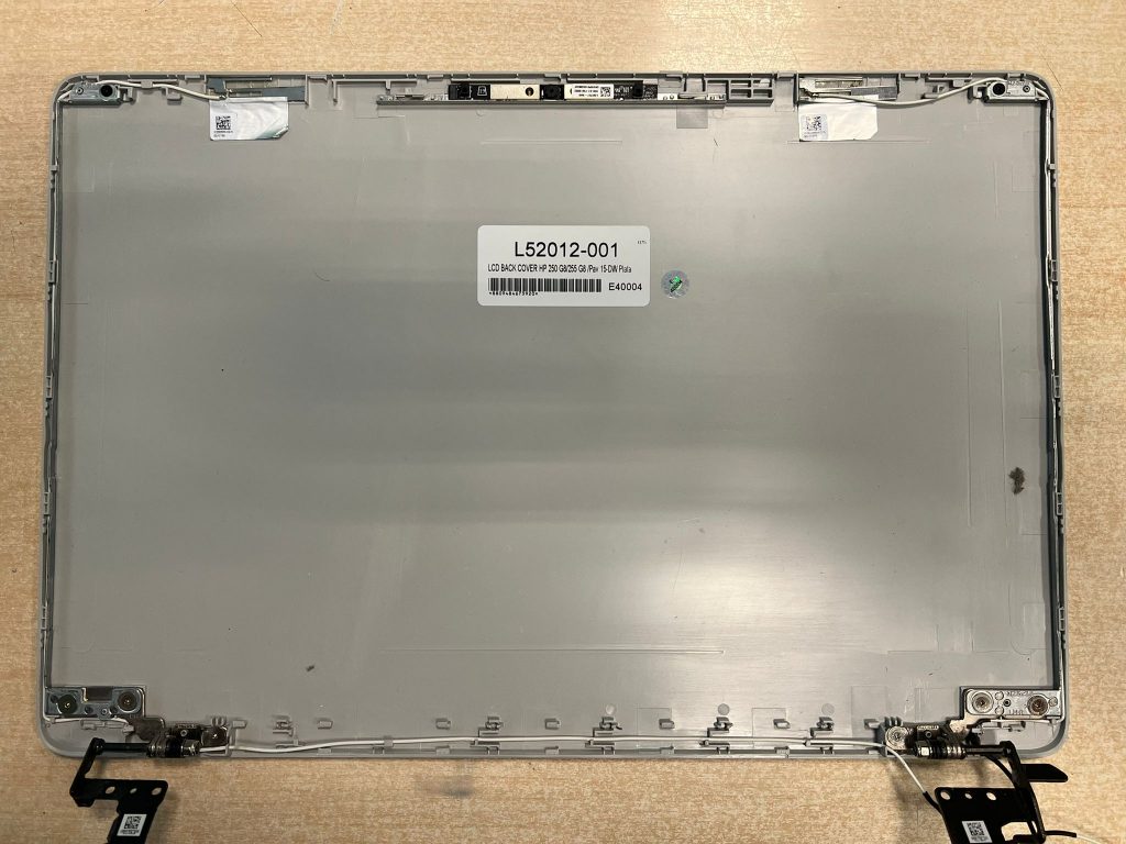 Proceso de transferencia de bisagras y cableado a la nueva carcasa plateada.