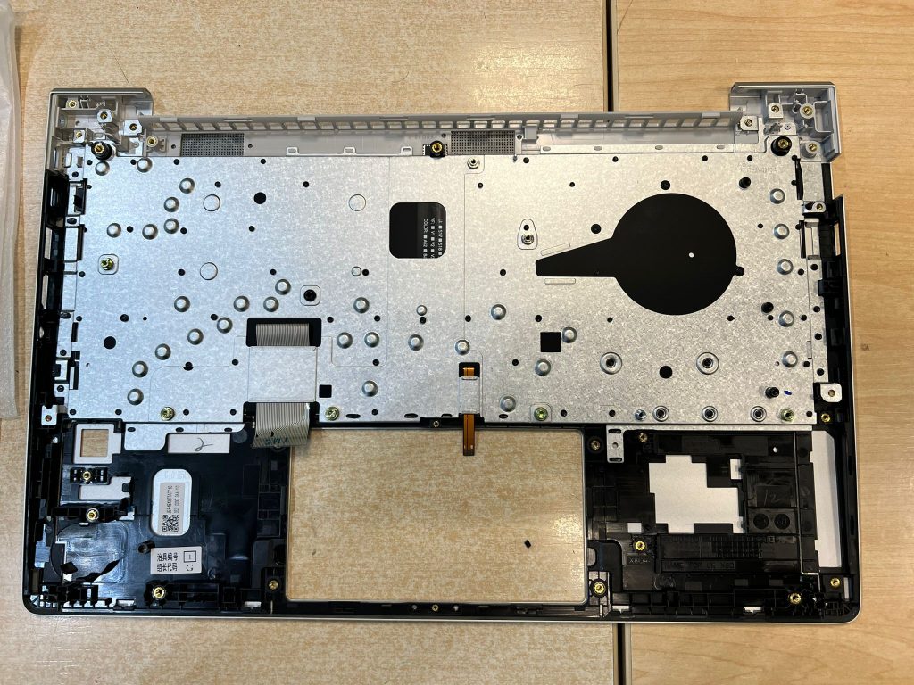 Vista interna del chasis superior (palmrest) nuevo para HP ProBook 440 G10.