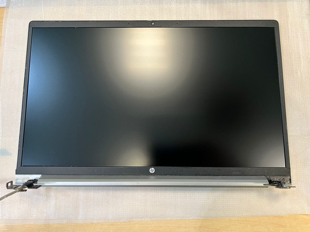 Nuevo panel LCD de repuesto para HP ProBook 450 G8 listo para instalación.