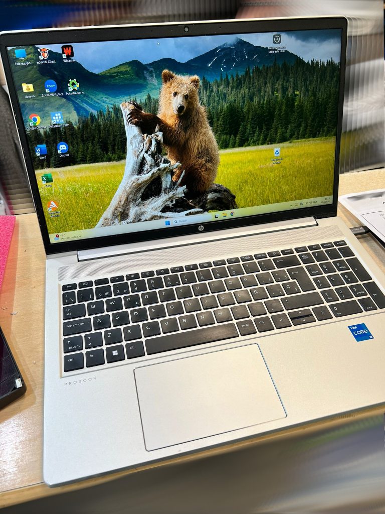 Portátil HP ProBook 450 G8 reparado con éxito mostrando el escritorio de Windows.