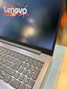Laptop Lenovo IdeaPad 3 encendida y totalmente restaurada tras el cambio de teclado y chasis.