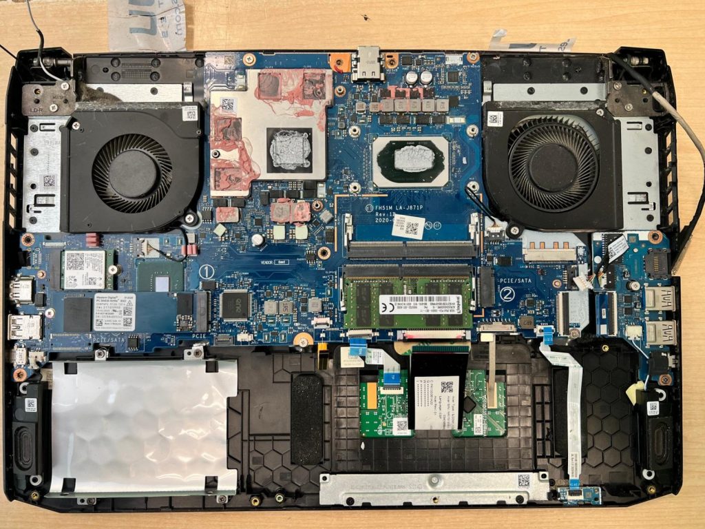 Placa base del Acer Nitro 5 con el disipador térmico retirado mostrando pasta vieja.