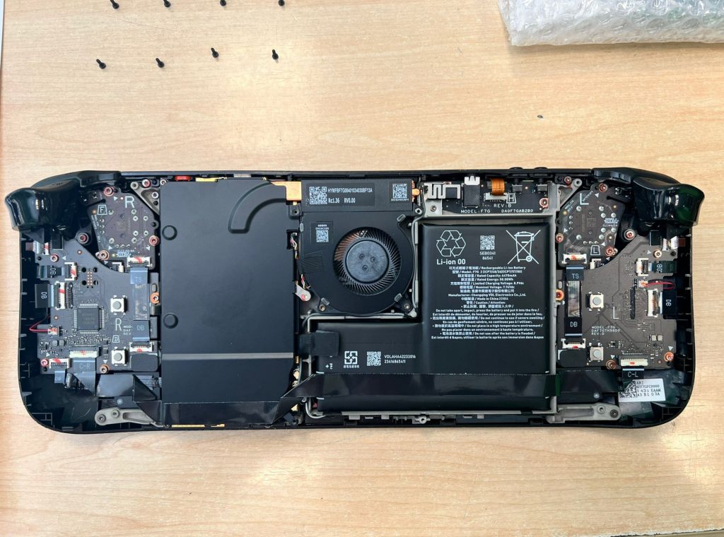 Vista interna de los componentes de una Steam Deck modelo 1030 sin la carcasa trasera.