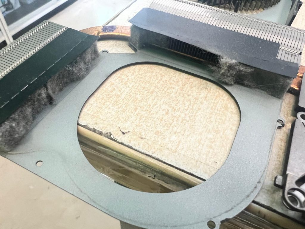 Detalle del tapón de pelusa encontrado en el sistema de ventilación del Acer Nitro.