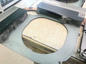 Detalle del tapón de pelusa encontrado en el sistema de ventilación del Acer Nitro.