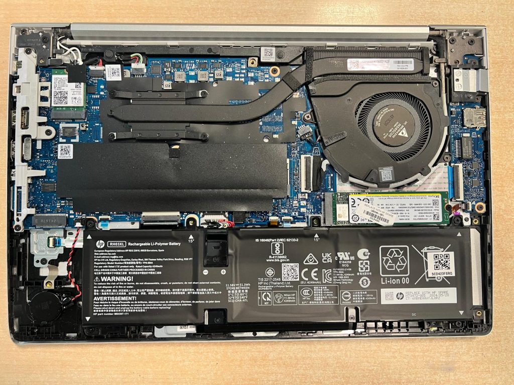 Disposición de los componentes internos del HP ProBook 440 G10 antes del desmontaje total.