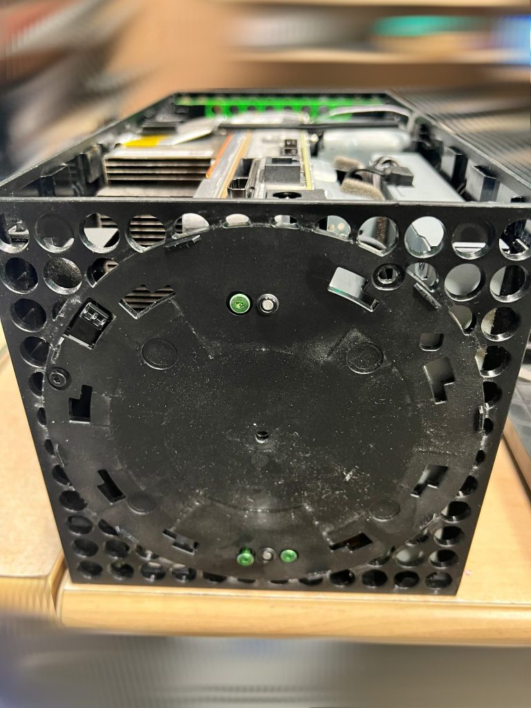 Vista inferior de la base circular de la Xbox Series X y tornillos de anclaje.