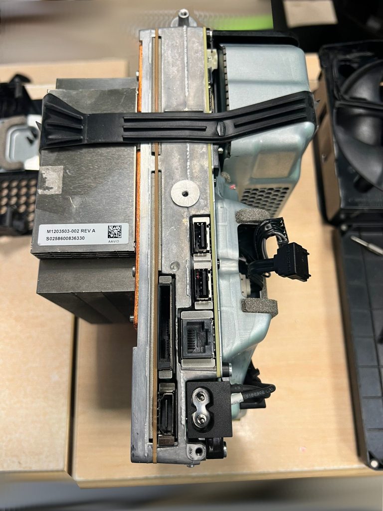 Perfil del bloque central que contiene la placa base y el disipador de calor.