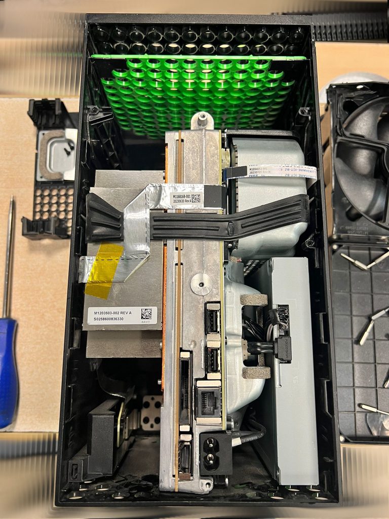 Chasis interno de Xbox Series X mostrando el sistema de flujo de aire.