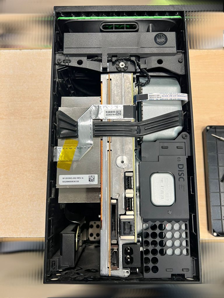 Vista interna de la Xbox Series X tras retirar la carcasa trasera.