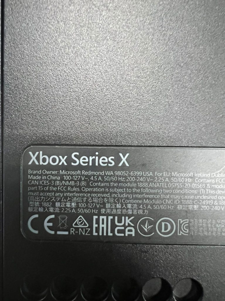 Etiqueta de especificaciones técnicas y modelo 1882 de Xbox Series X.